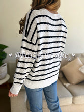 Cargar imagen en el visor de la galería, Sweater básico rayas blanco/negro