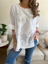Cargar imagen en el visor de la galería, Blusa corazones