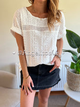 Cargar imagen en el visor de la galería, Polera broderí Amanda - AngelitoChic