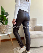 Cargar imagen en el visor de la galería, Pantalón Ecocuero Chocolate - AngelitoChic
