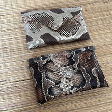 Cargar imagen en el visor de la galería, Riñoneras Cuero Print - AngelitoChic