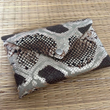 Cargar imagen en el visor de la galería, Riñoneras Cuero Print - AngelitoChic