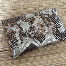 Cargar imagen en el visor de la galería, Riñoneras Cuero Print - AngelitoChic