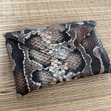 Cargar imagen en el visor de la galería, Riñoneras Cuero Print - AngelitoChic