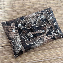 Cargar imagen en el visor de la galería, Riñoneras Cuero Print - AngelitoChic