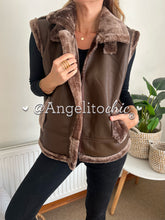 Cargar imagen en el visor de la galería, Chaqueta ecocuero sin mangas Laura - AngelitoChic 
