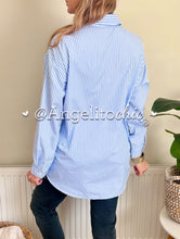Cargar imagen en el visor de la galería, Blusa celeste a rayas
