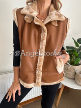 Cargar imagen en el visor de la galería, Chaqueta ecocuero sin mangas Laura - AngelitoChic 
