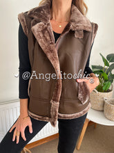 Cargar imagen en el visor de la galería, Chaqueta ecocuero sin mangas Laura - AngelitoChic 
