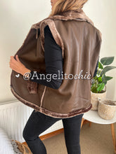 Cargar imagen en el visor de la galería, Chaqueta ecocuero sin mangas Laura - AngelitoChic 
