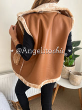Cargar imagen en el visor de la galería, Chaqueta ecocuero sin mangas Laura - AngelitoChic 
