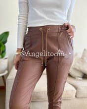 Cargar imagen en el visor de la galería, Joggers ecocuero - AngelitoChic
