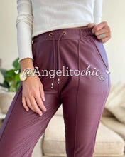 Cargar imagen en el visor de la galería, Joggers ecocuero - AngelitoChic
