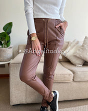 Cargar imagen en el visor de la galería, Joggers ecocuero - AngelitoChic
