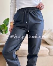Cargar imagen en el visor de la galería, Joggers ecocuero - AngelitoChic
