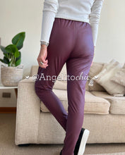 Cargar imagen en el visor de la galería, Joggers ecocuero - AngelitoChic
