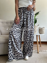 Cargar imagen en el visor de la galería, Pantalon satinado print - AngelitoChic

