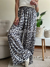 Cargar imagen en el visor de la galería, Pantalon satinado print - AngelitoChic

