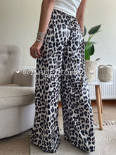 Cargar imagen en el visor de la galería, Pantalon satinado print - AngelitoChic
