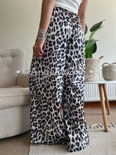 Cargar imagen en el visor de la galería, Pantalon satinado print - AngelitoChic
