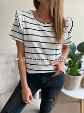 Cargar imagen en el visor de la galería, Polera rayitas vuelos Jaci - AngelitoChic
